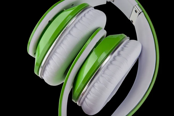 Zielonej słuchawki na białym tle na czarnym tle — Zdjęcie stockowe