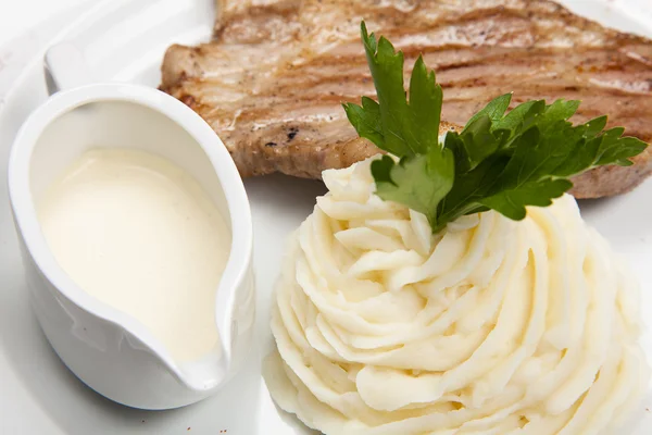 Maso s bramborovou kaší a omáčkou — Stock fotografie