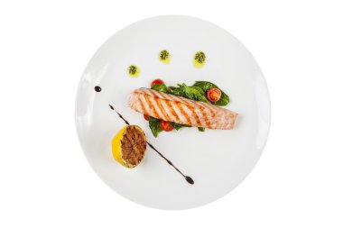 ızgara somon steak otlar ve