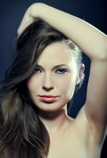 Retrato de una mujer joven con cabello hermoso y ojos hermosos — Foto de Stock