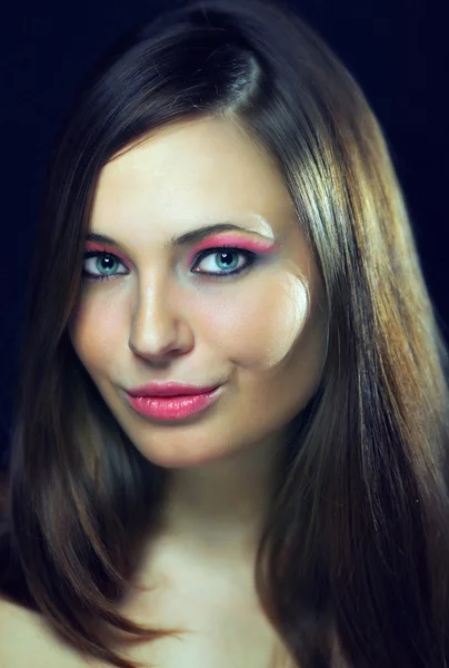 美しい髪と美しい目を持つ若い女性の肖像画 — ストック写真
