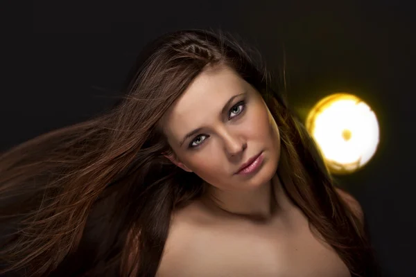 美しい髪と美しい目を持つ若い女性の肖像画 — ストック写真