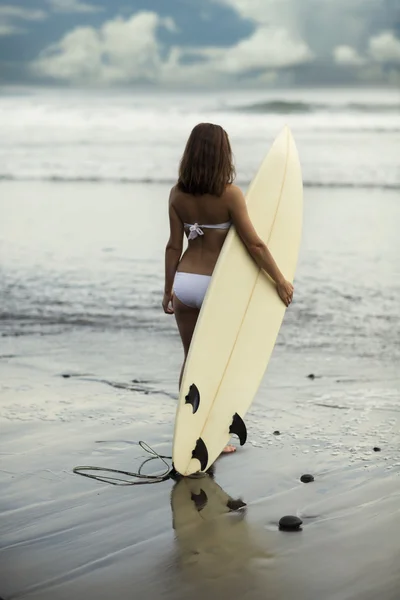 아름 다운 섹시 한 젊은 여자 서퍼 여자 비키니 해변 일몰 또는 일출에 흰색 서핑 보드에 — 스톡 사진