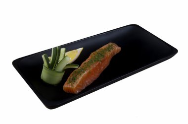 Çiğ somon filetosu.