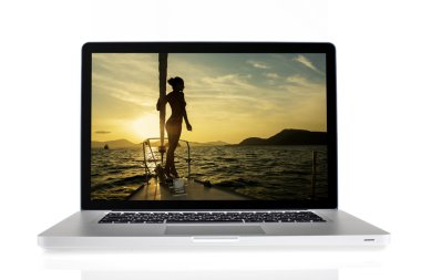 siyah arka plan üzerine izole laptop