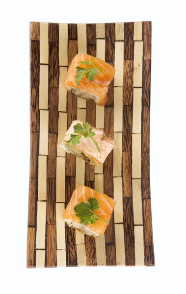 Sushi (Kalifornian rulla) valkoisella taustalla — kuvapankkivalokuva