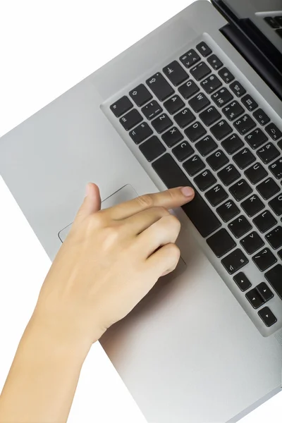 Laptop mit Frauenhand isoliert auf weißem Hintergrund — Stockfoto