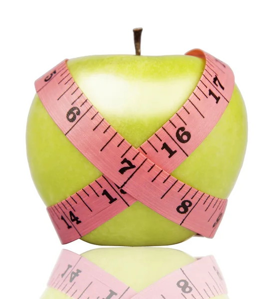 Měřické omotal kolem zelené jablko a mrkev — Stock fotografie