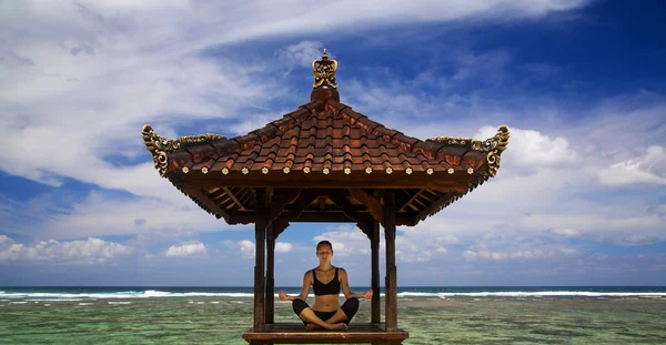 Kaukasische Frau praktiziert Yoga — Stockfoto