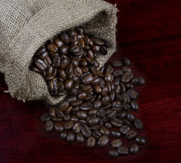 Granos de café en una bolsa —  Fotos de Stock