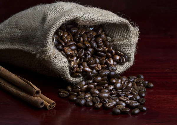 Kávová zrna v sáčku — Stock fotografie