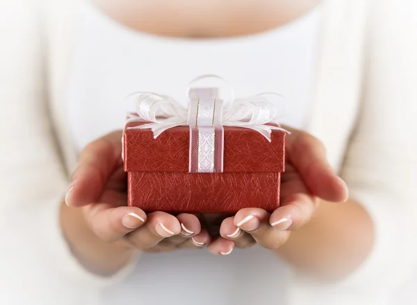 Mani in possesso di bella scatola regalo — Foto Stock