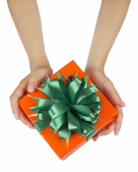 Ruce držící krásná dárková krabička — Stock fotografie