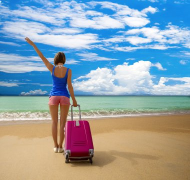 güzel bir kız bir çanta bir Beach