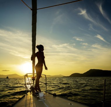 sunrise adlı genç bir kadın silueti