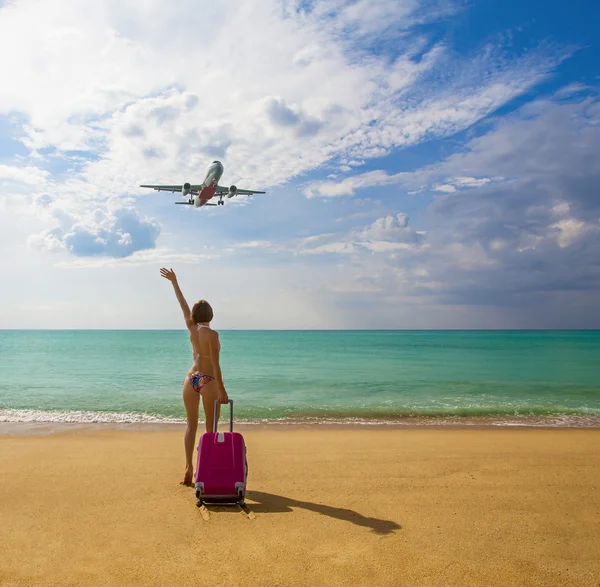 Güzel bir kız bir çanta bir Beach — Stok fotoğraf