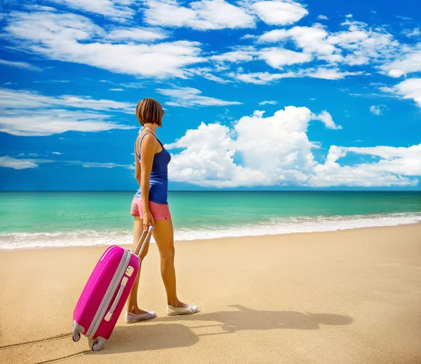 Güzel bir kız bir çanta bir Beach — Stok fotoğraf