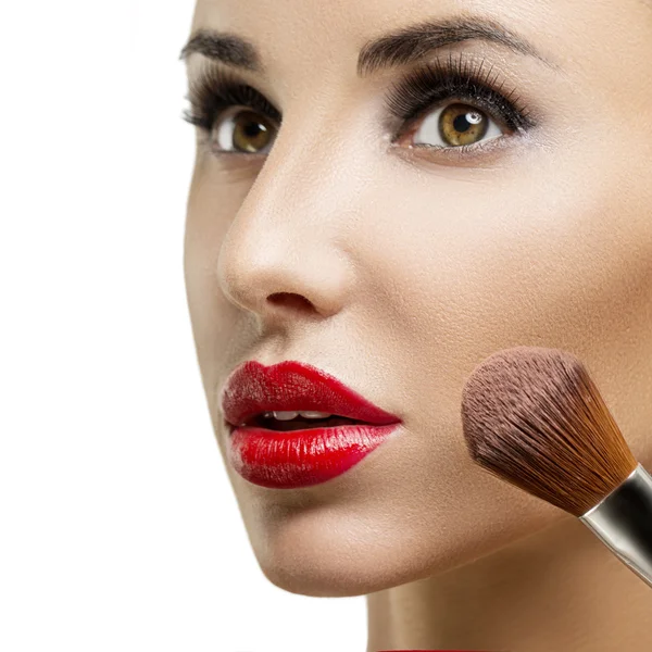 Maquillaje. Primer plano de maquillaje. Cepillo de polvo cosmético . —  Fotos de Stock