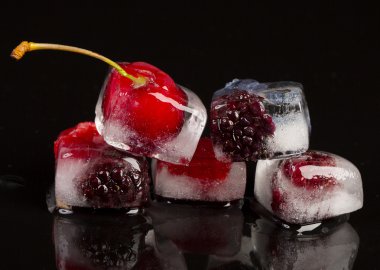 taze meyve buz içinde donmuş