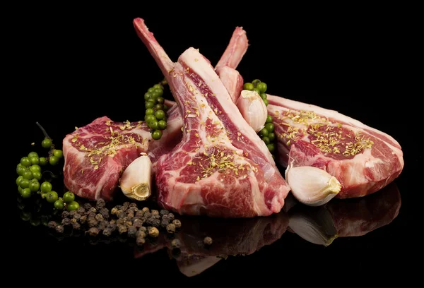 Rå lammkotletter med kryddor och örter — Stockfoto