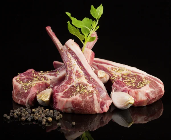 baharatlar ve otlar ile ham pirzola