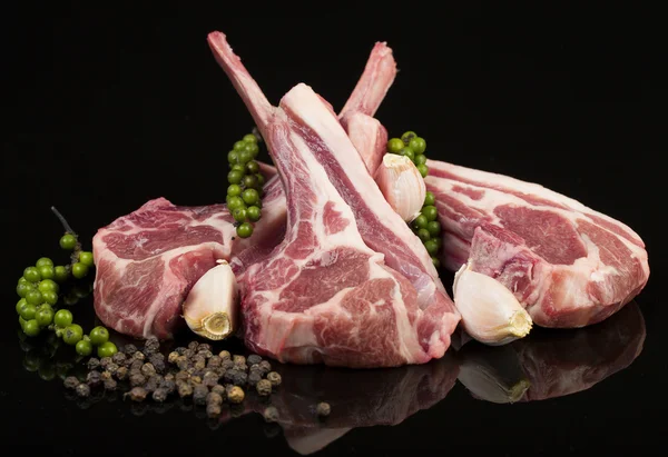 baharatlar ve otlar ile ham pirzola