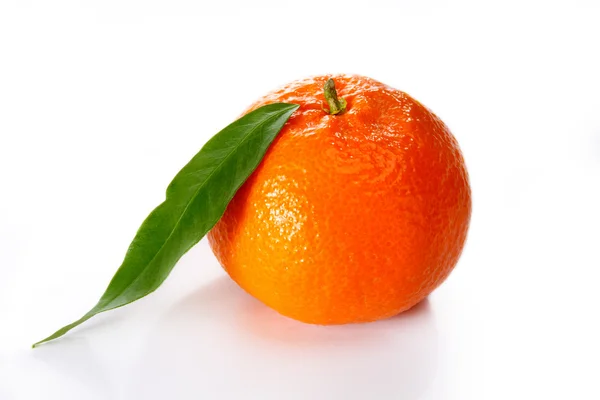 Mandarinka izolované na bílém pozadí — Stock fotografie