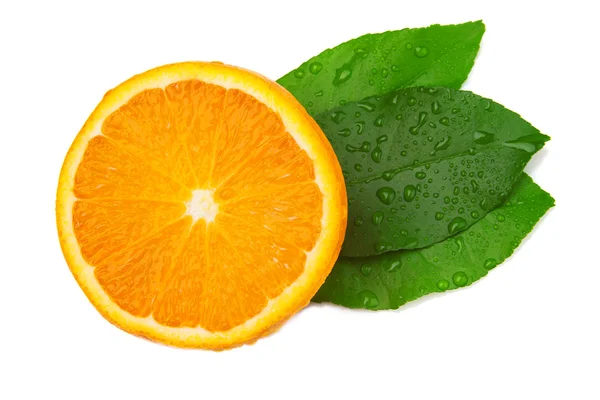 Metade de laranja e três folhas — Fotografia de Stock