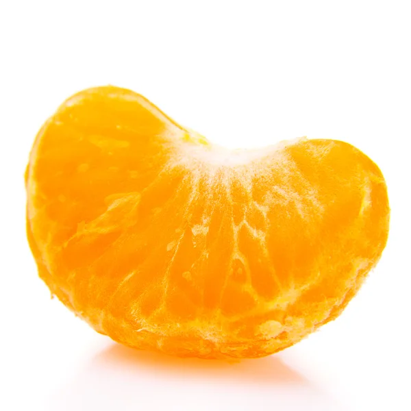 Tranche de mandarine gros plan sur fond blanc — Photo