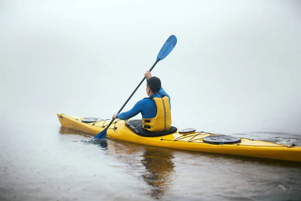 One Man Paddling Kayak Autumn Misty River Foggy Autumn Mor — Stock Photo, Image