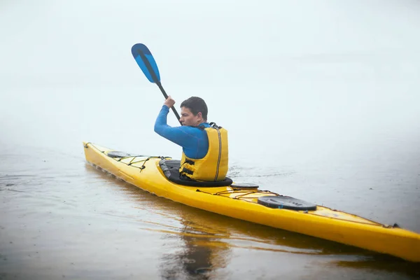 Uomo Pagaia Kayak Fiume Nebbioso Autunno Nebbia Autunno Mor — Foto Stock