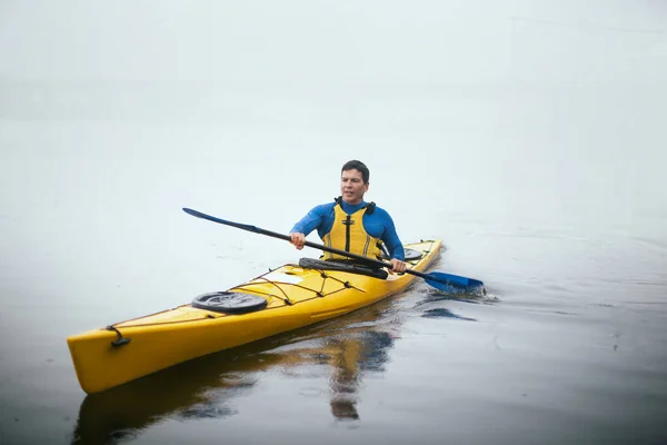 Uomo Pagaia Kayak Fiume Nebbioso Autunno Nebbia Autunno Mor — Foto Stock