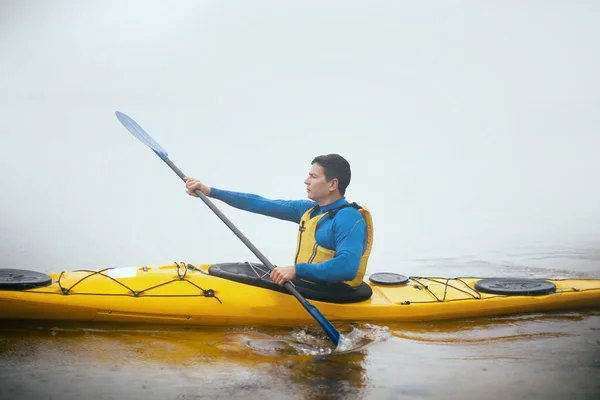 Hombre Remando Kayak Otoño Río Brumoso Niebla Mor Otoño —  Fotos de Stock