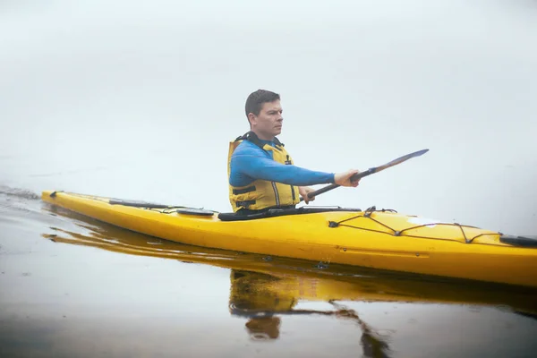 Hombre Remando Kayak Otoño Río Brumoso Niebla Mor Otoño —  Fotos de Stock