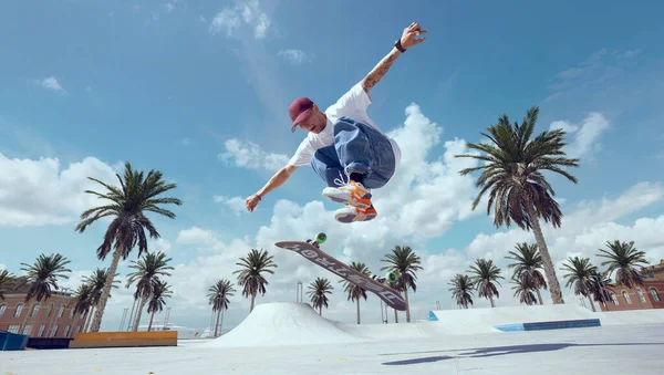 Skateboarder Fare Trucco Uno Skate Park — Foto Stock