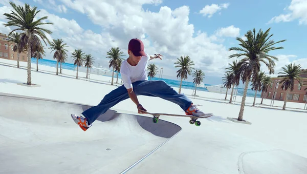 スケートボーダーはスケートパークでトリックをやっている — ストック写真