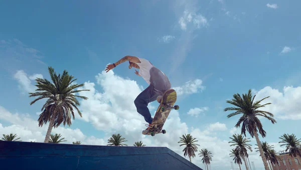 Skateboardista Dělá Trik Skate Parku — Stock fotografie