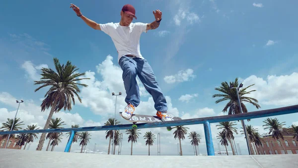 Skateboarder Κάνει Ένα Τέχνασμα Ένα Πάρκο Skate — Φωτογραφία Αρχείου