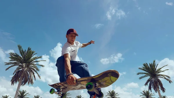 Skateboarder Beim Trick Skatepark — Stockfoto