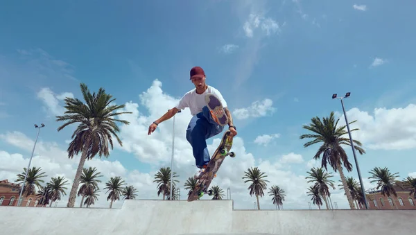 Skateboarder Doet Een Truc Een Skatepark — Stockfoto