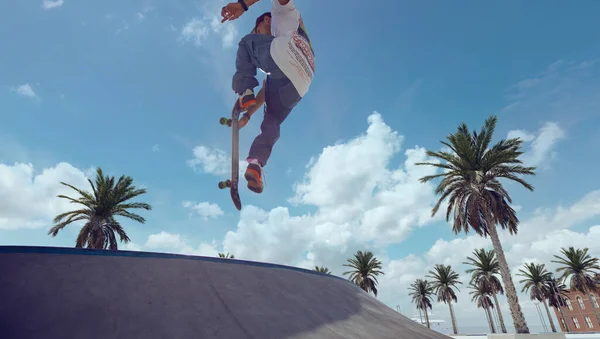 Skateboardista Dělá Trik Skate Parku — Stock fotografie