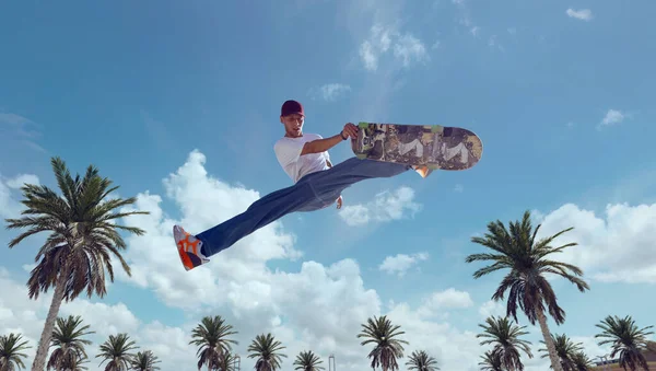 Skateboarder Fazendo Truque Parque Skate — Fotografia de Stock