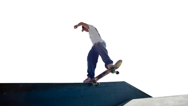 Skateboarder Fazendo Truque Isolado Fundo Branco — Fotografia de Stock