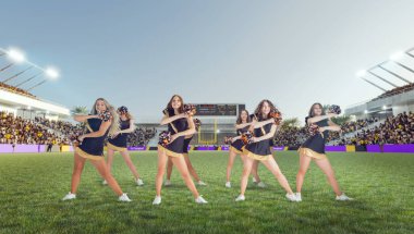 Bir grup ponpon kız stadyumda iş başında.