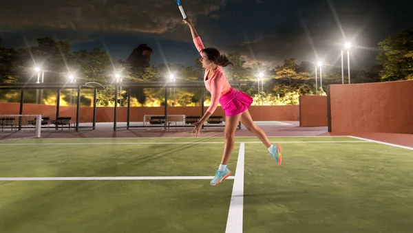 プロのテニスコートでテニスをする女 — ストック写真