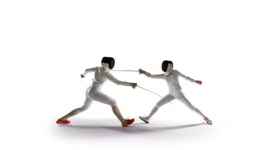 İki kadın eskrim sporcusu beyazlar üzerinde dövüşüyor.