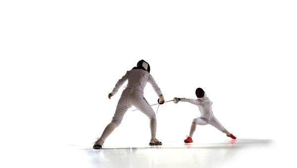 Duas Mulheres Esgrima Atletas Lutar Isolado Branco — Fotografia de Stock