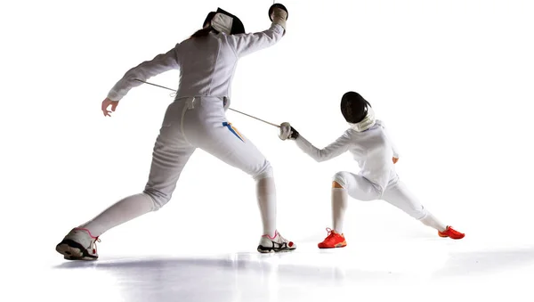 两名女子击剑运动员孤身一人与白人搏斗 — 图库照片