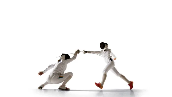 Dos Mujeres Atletas Esgrima Luchan Aisladas Blanco — Foto de Stock