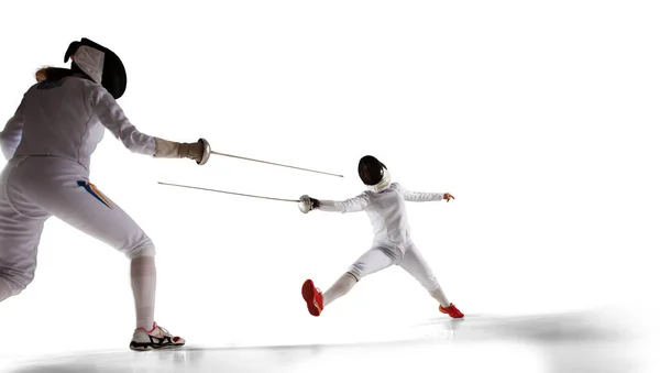 Duas Mulheres Esgrima Atletas Lutar Isolado Branco — Fotografia de Stock